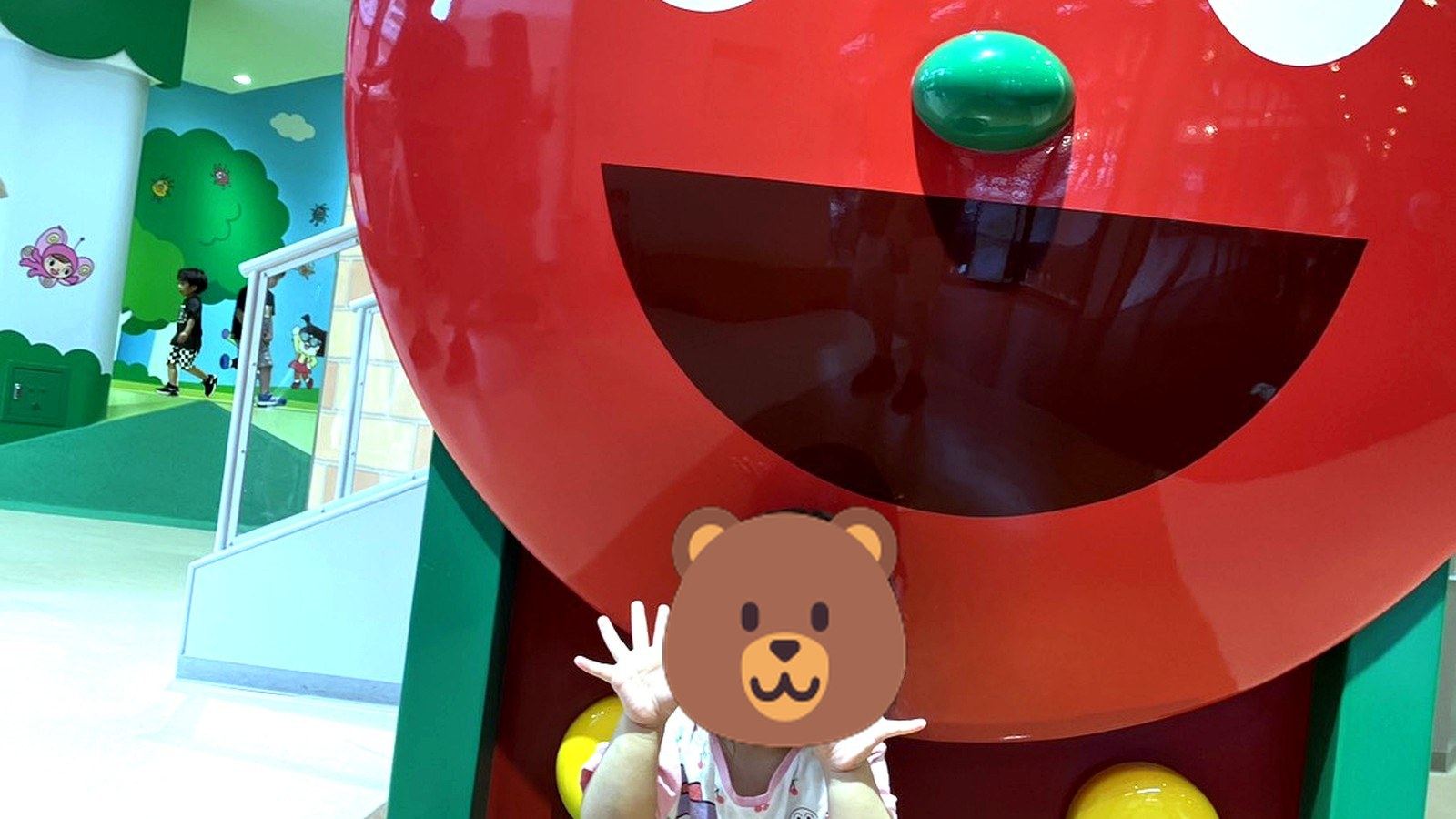 大きなキャラクターオブジェの前でポーズする女の子