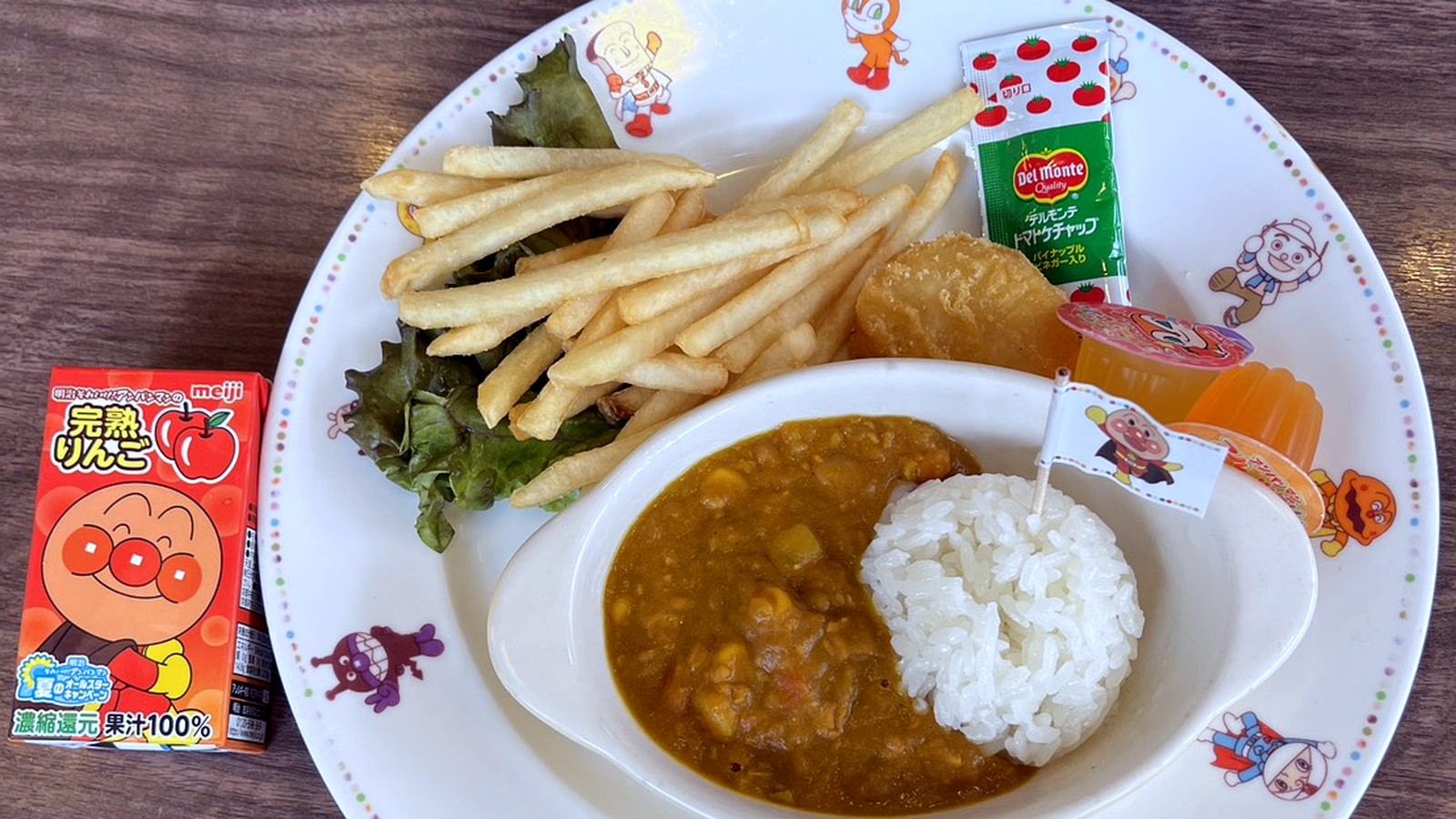 アンパンマンのお子様カレープレートとジュース