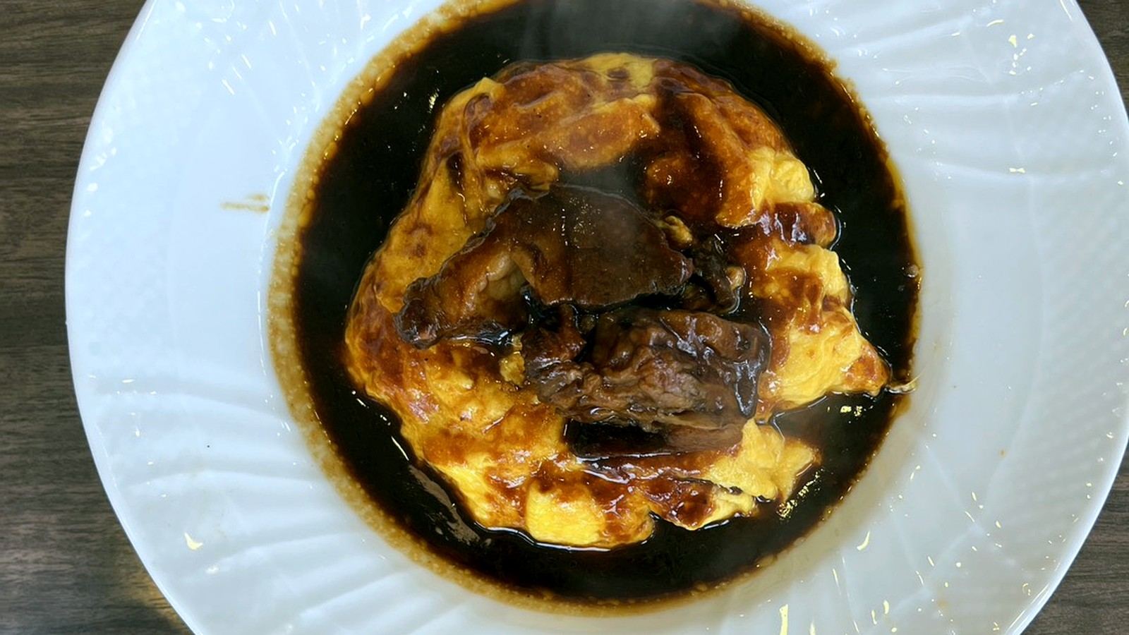 デミグラスソースの肉のせオムライス