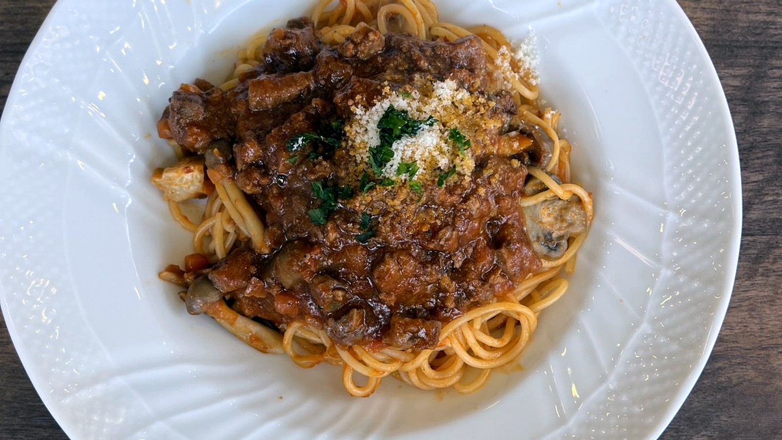 白い皿に盛られたボロネーゼパスタ