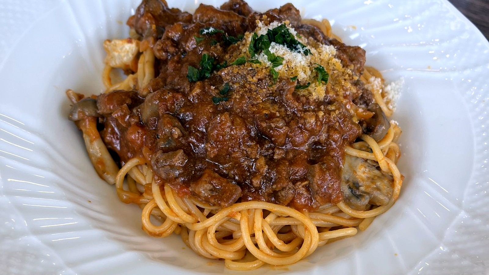 粉チーズがかかったボロネーゼパスタ