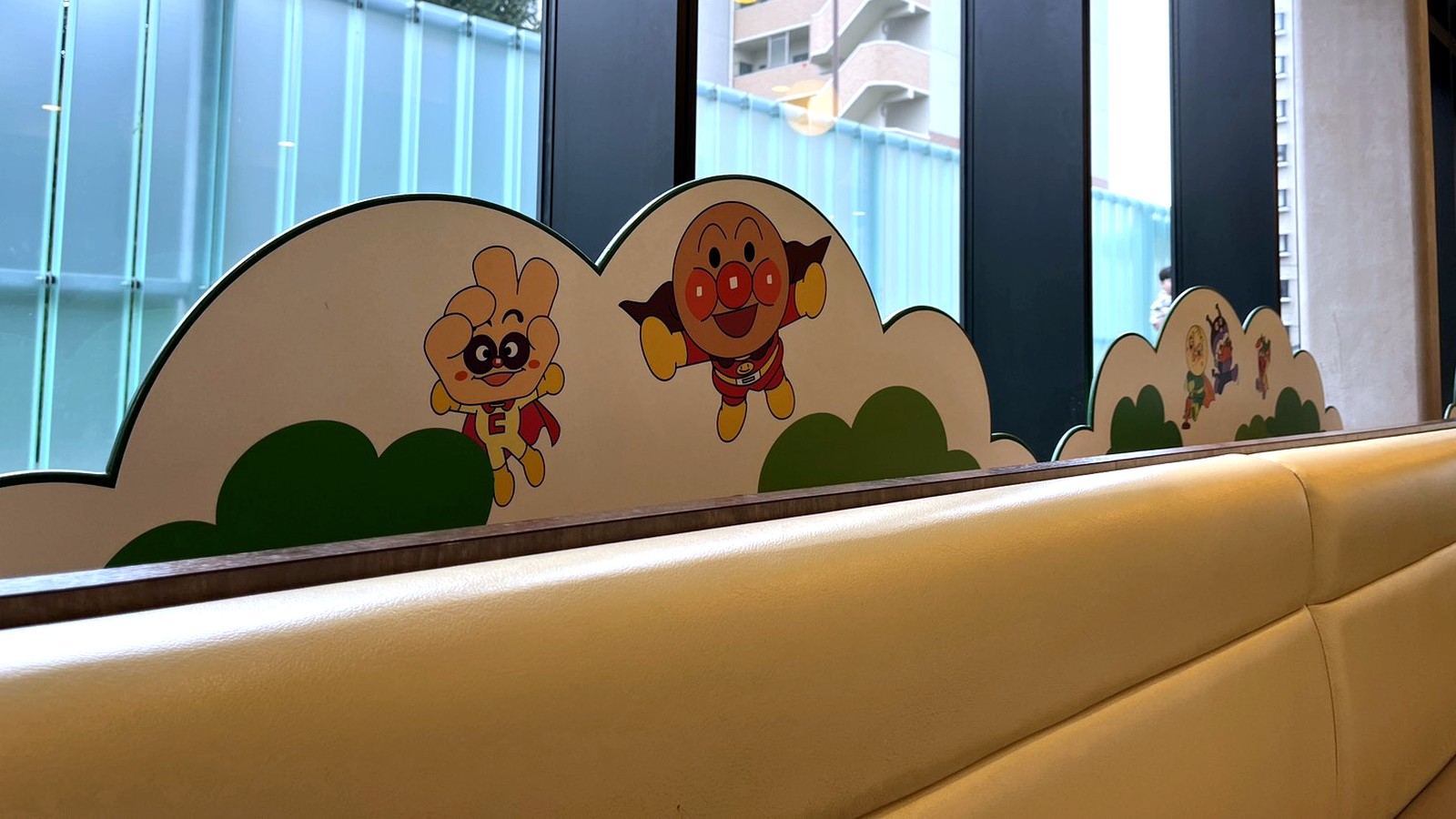 アンパンマンのイラストがあるレストランの客席