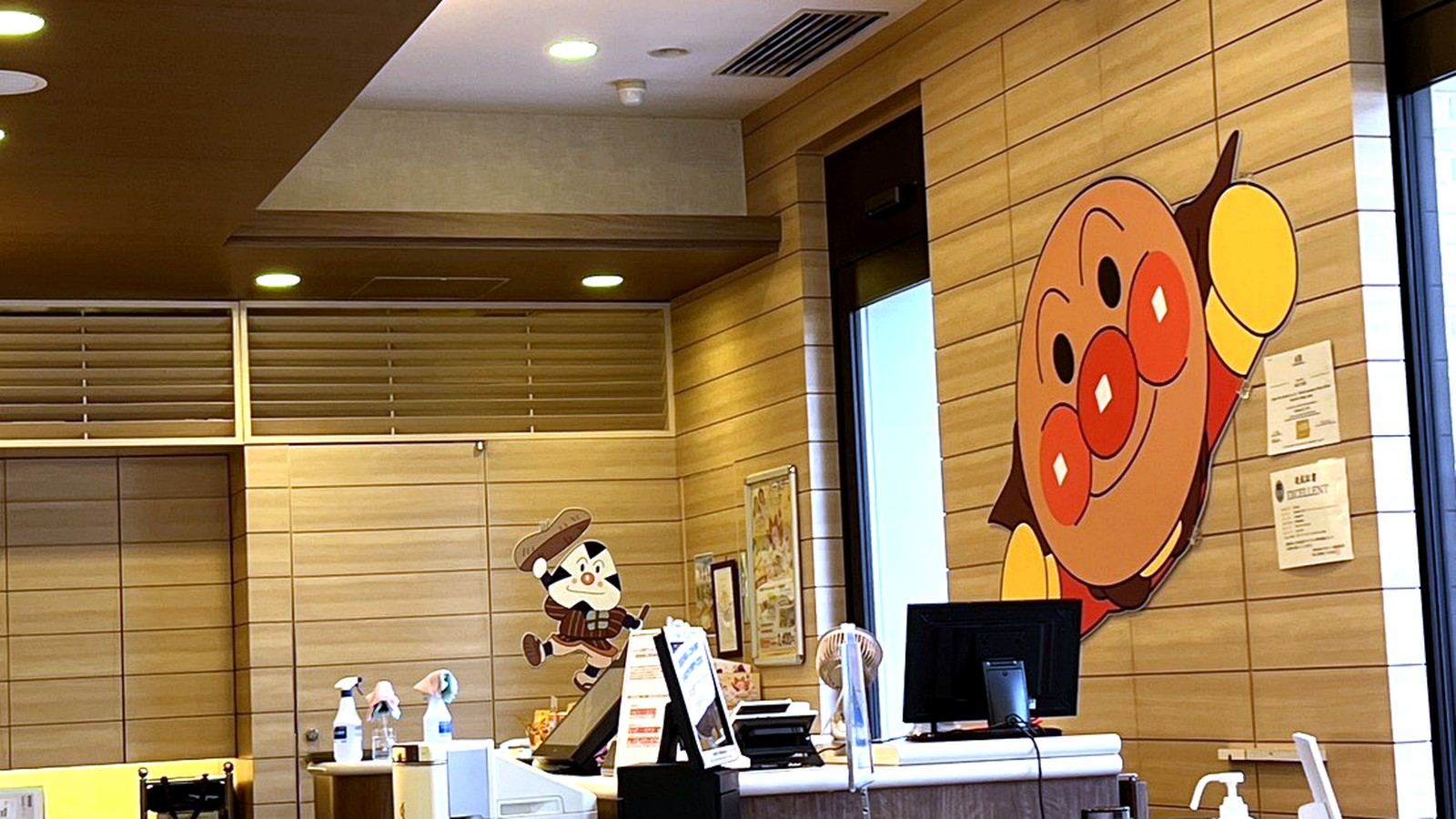 アンパンマンの装飾がある店舗のレジカウンター