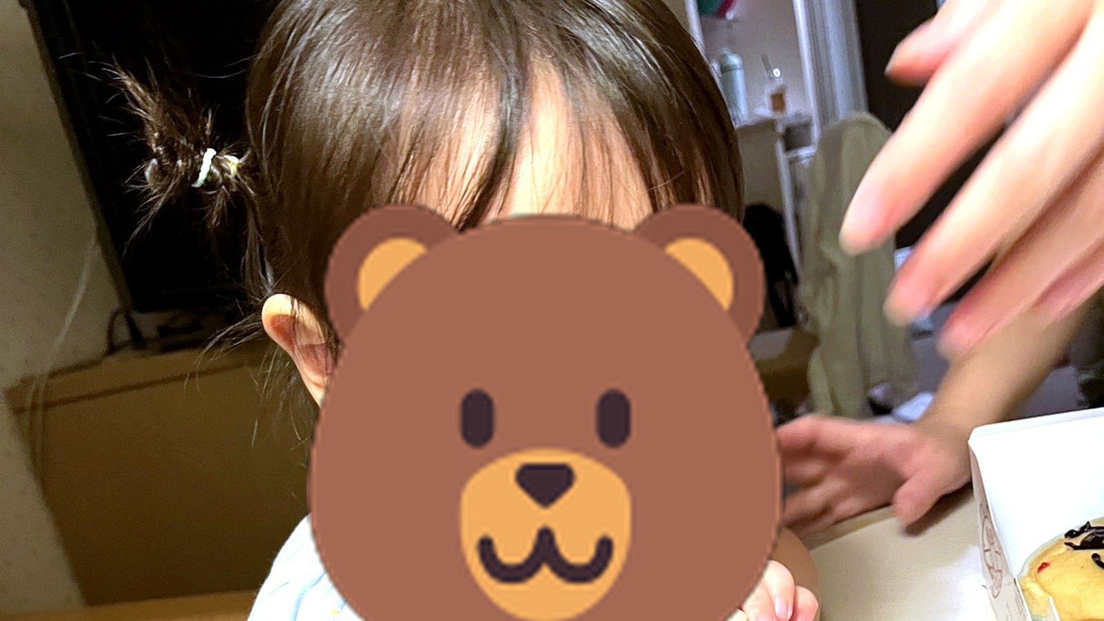 キャラクターパンを食べる女の子