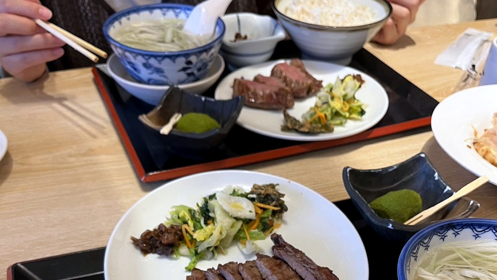 牛たん焼きと麦飯、テールスープの定食
