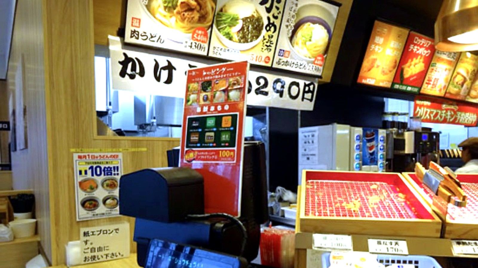 うどん店の注文カウンターとレジ周辺