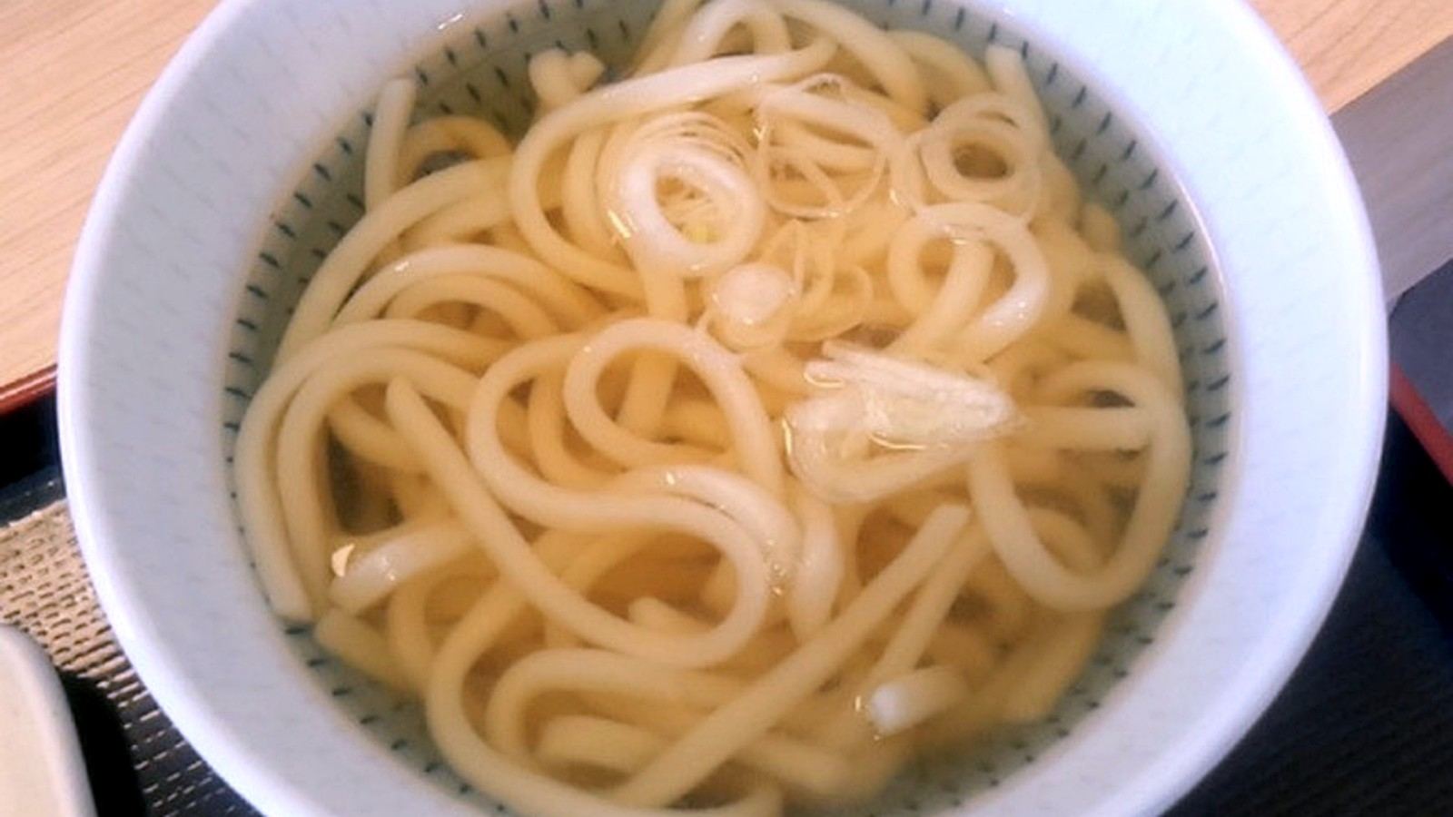 澄んだ出汁のかけうどん
