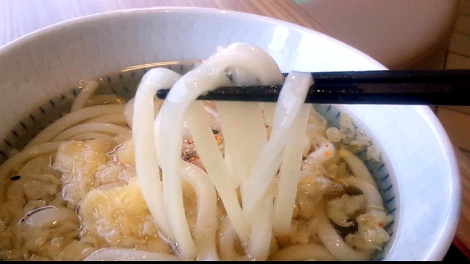 箸で持ち上げられたかけうどん