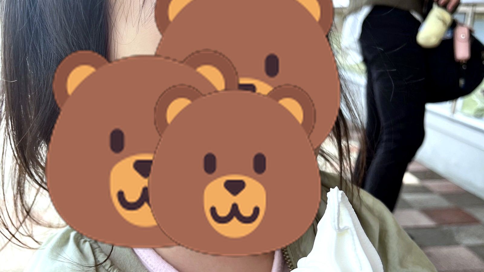 ソフトクリームを食べようと口を開ける子ども