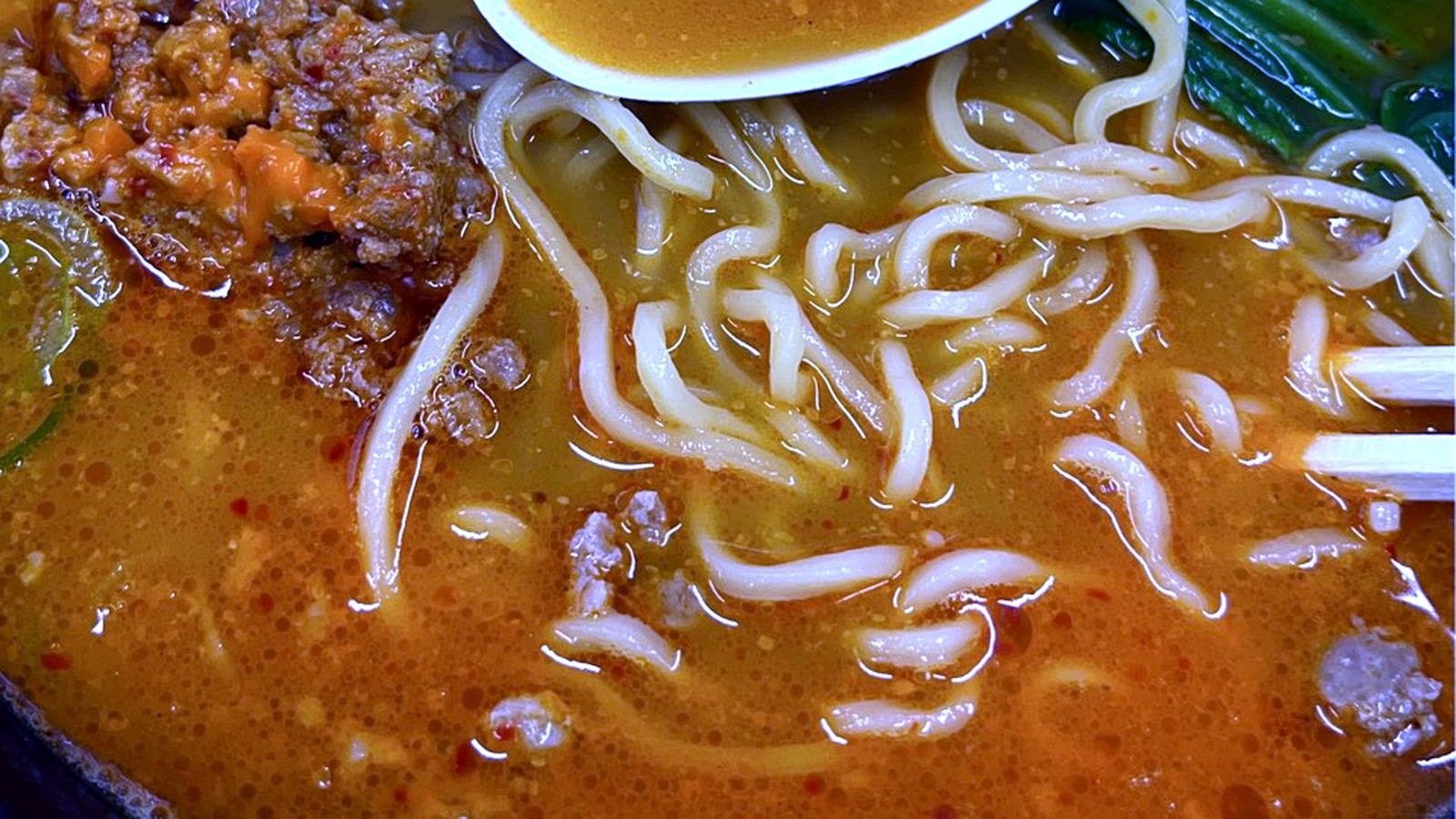 レンゲですくった担々麺のスープと麺