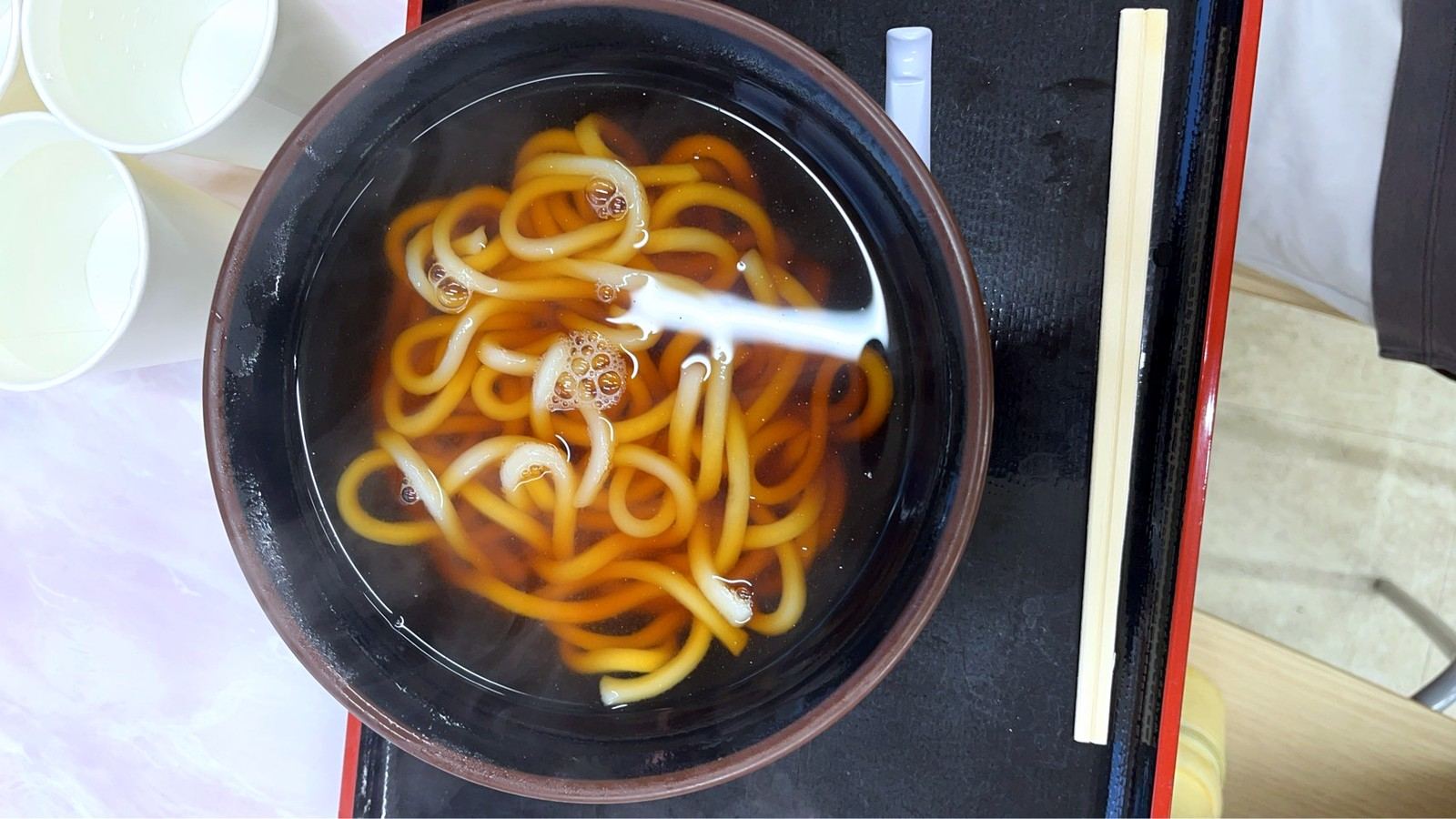 器に入ったシンプルな温かいうどん