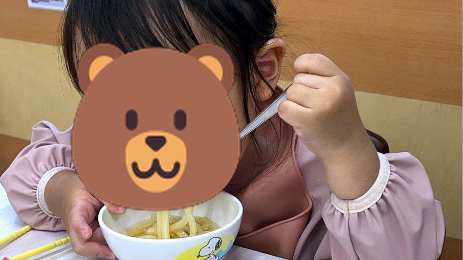フォークでうどんを食べる子ども