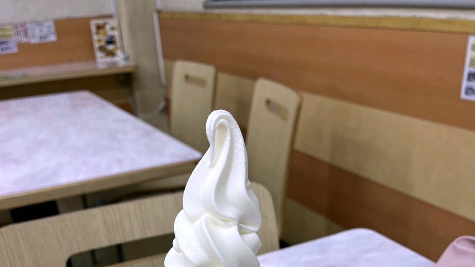 手に持ったソフトクリーム