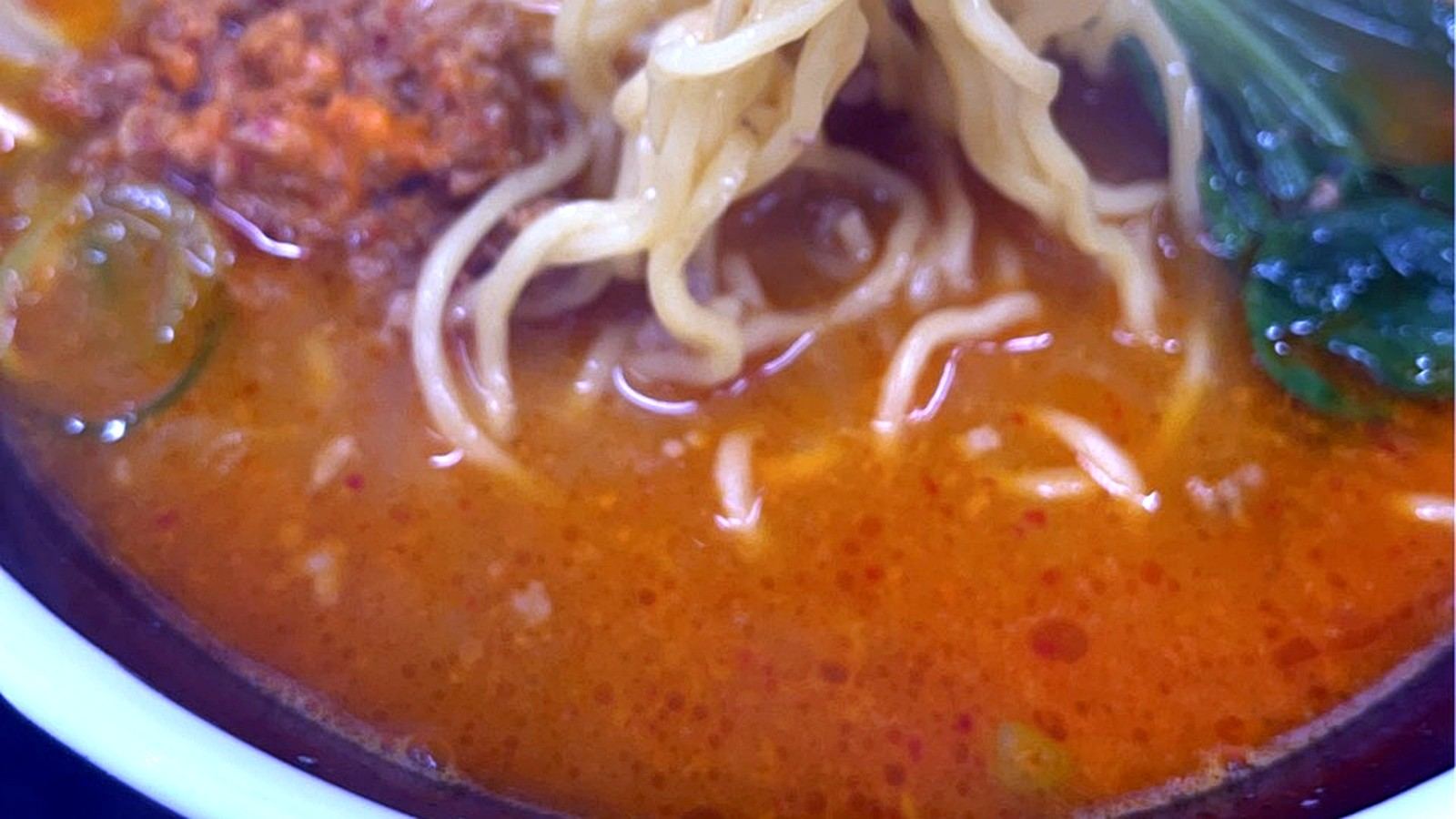 箸で麺を持ち上げた担々麺