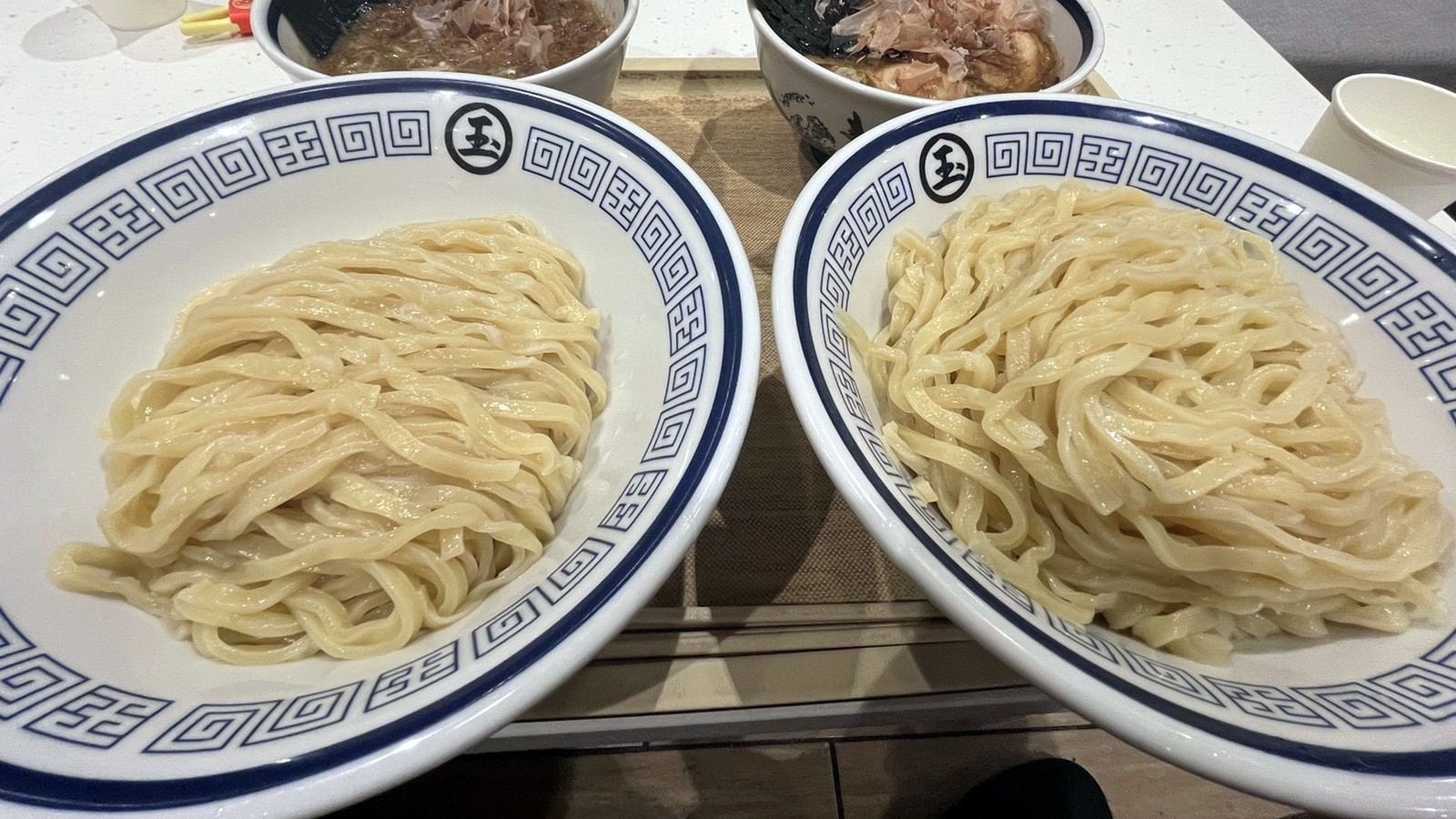 テーブルに並んだ2人前のつけ麺とつけ汁