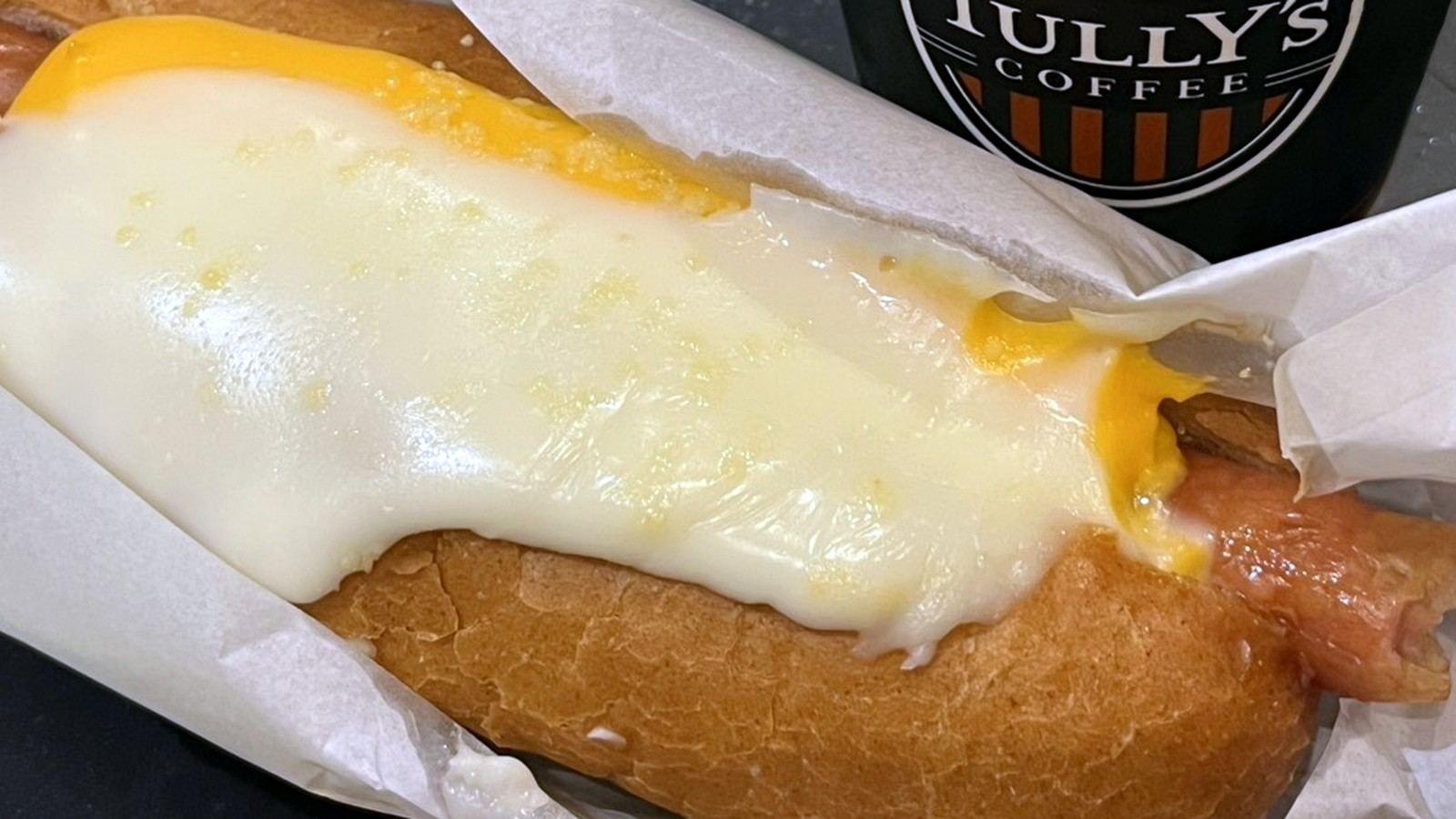 タリーズのチーズホットドッグと紙コップのドリンク
