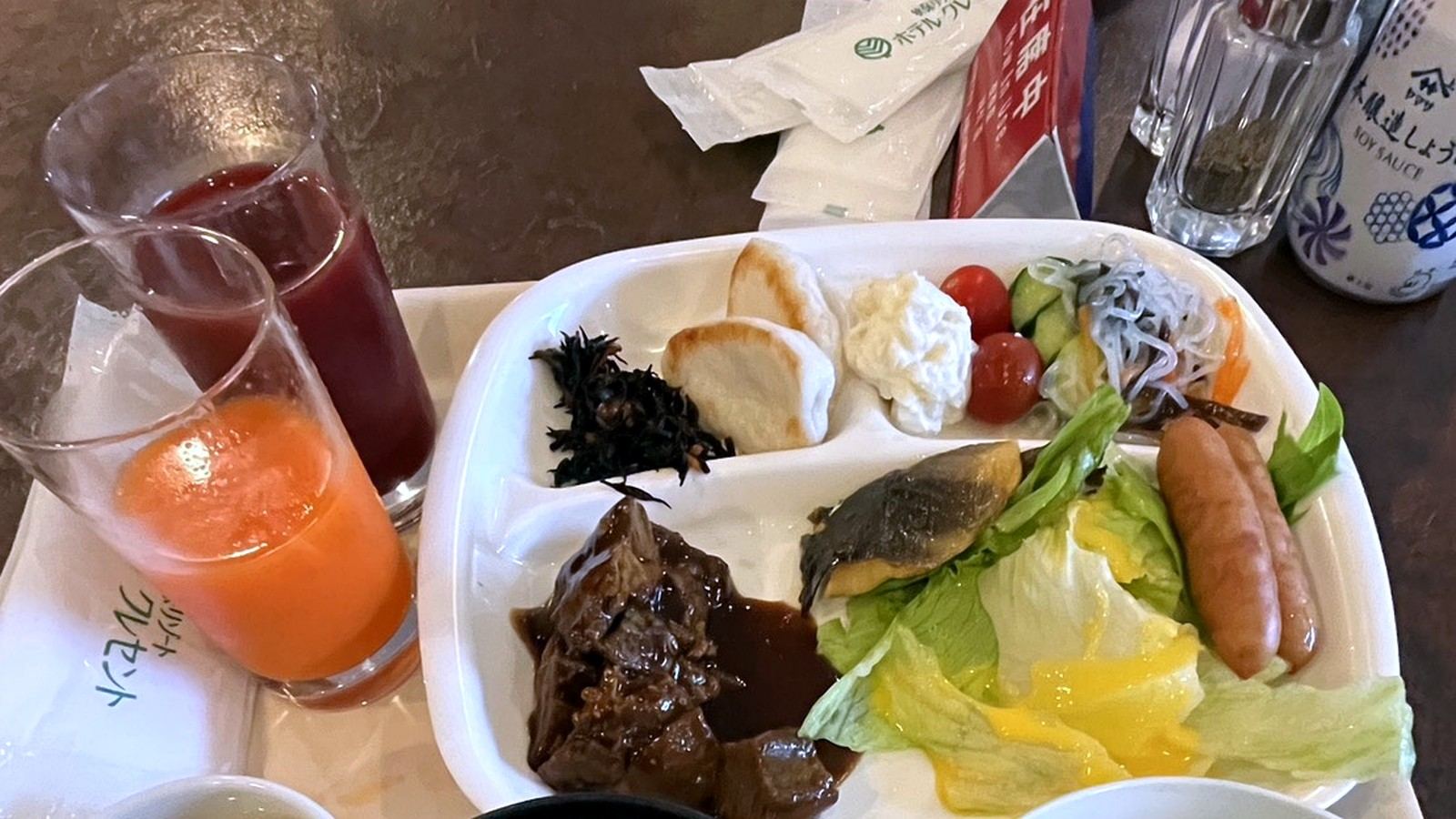 ホテルの朝食ビュッフェの料理プレート