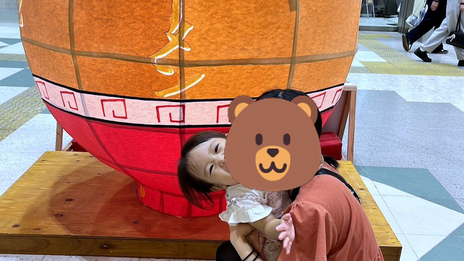 山形ラーメンの提灯の前で寄り添う親子