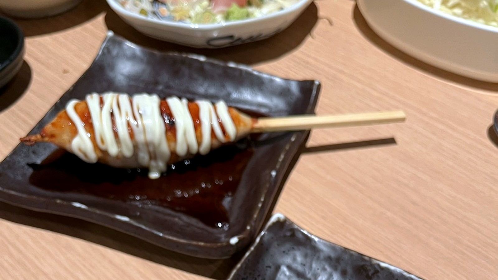 小皿に盛られた2種類のつくね串