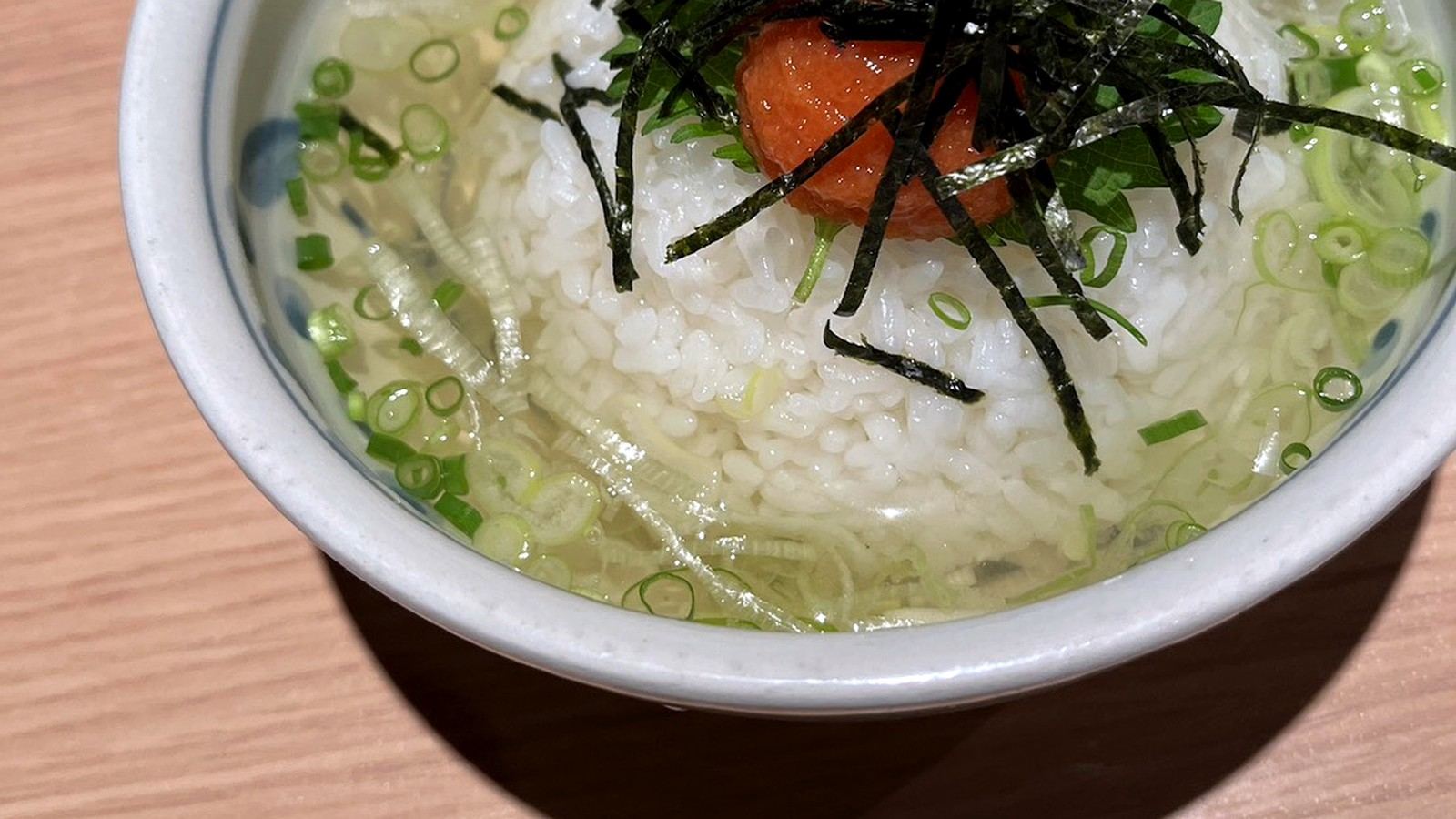明太子と刻み海苔がのった出汁茶漬け