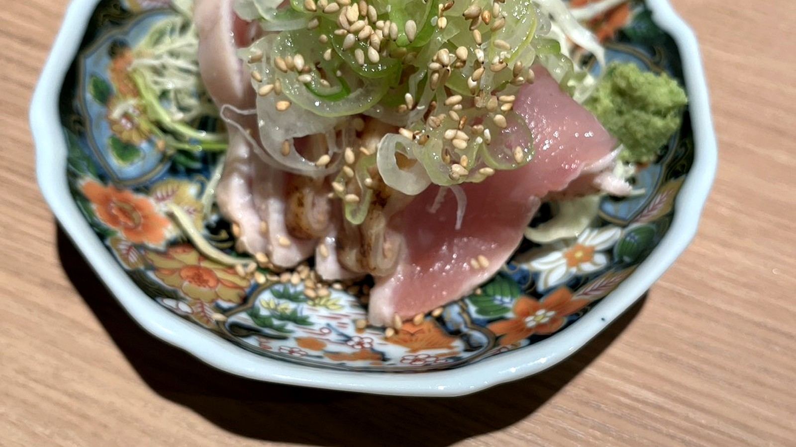 ネギと胡麻がのった鶏のたたき