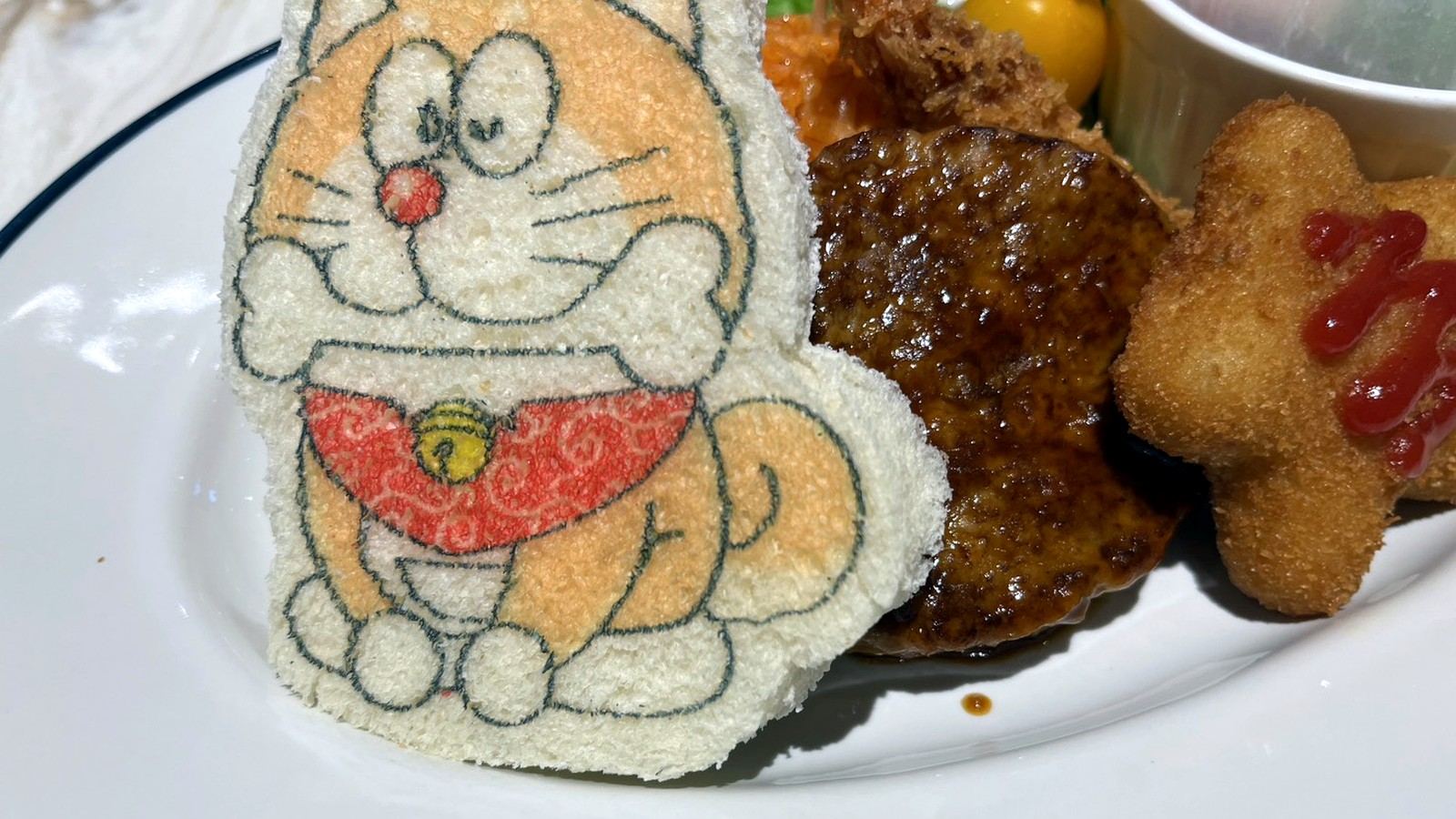 ドラえもんの絵がプリントされたキッズプレート