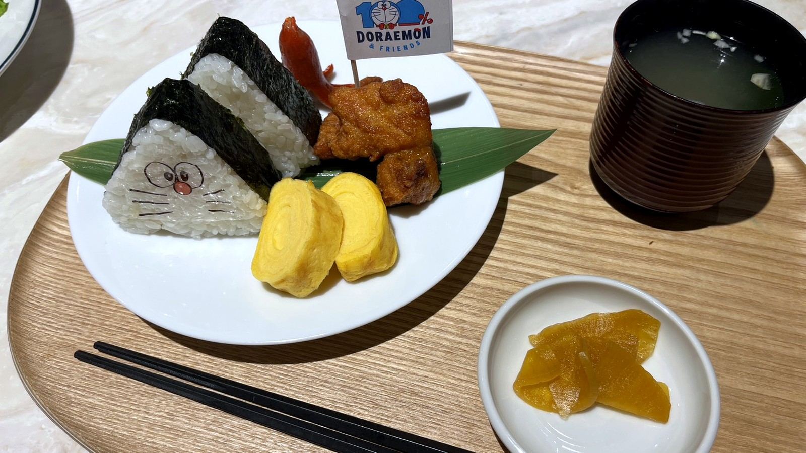 ドラえもんの旗が立ったおにぎりプレートとお吸い物