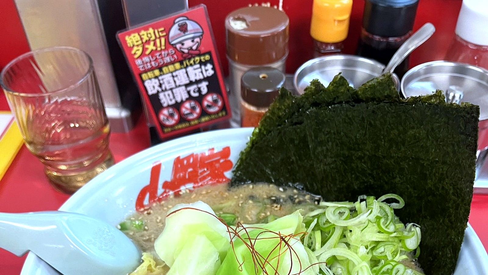 キャベツや生姜がのった山岡家のラーメン