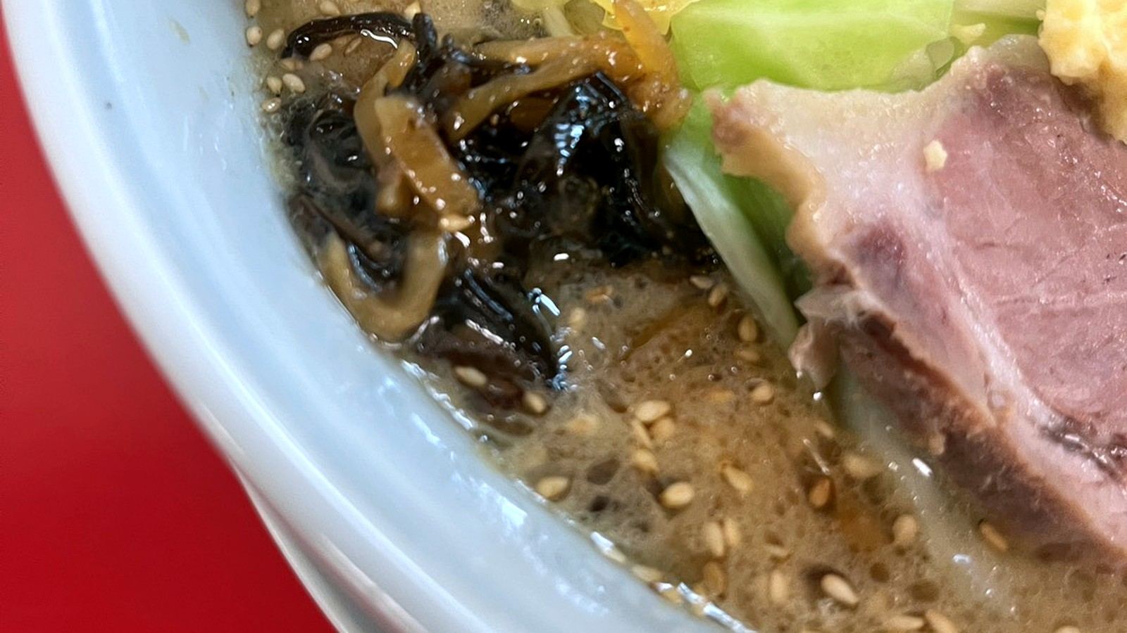 キャベツやチャーシューが乗った濃厚ラーメン