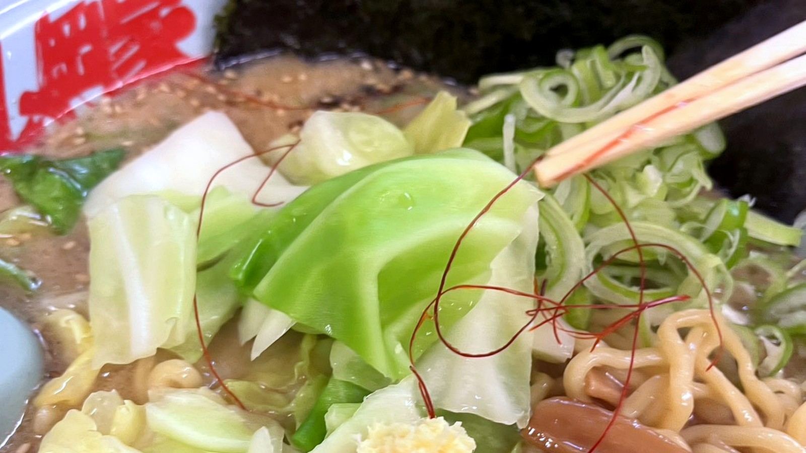 キャベツやチャーシューが盛られた濃厚ラーメン